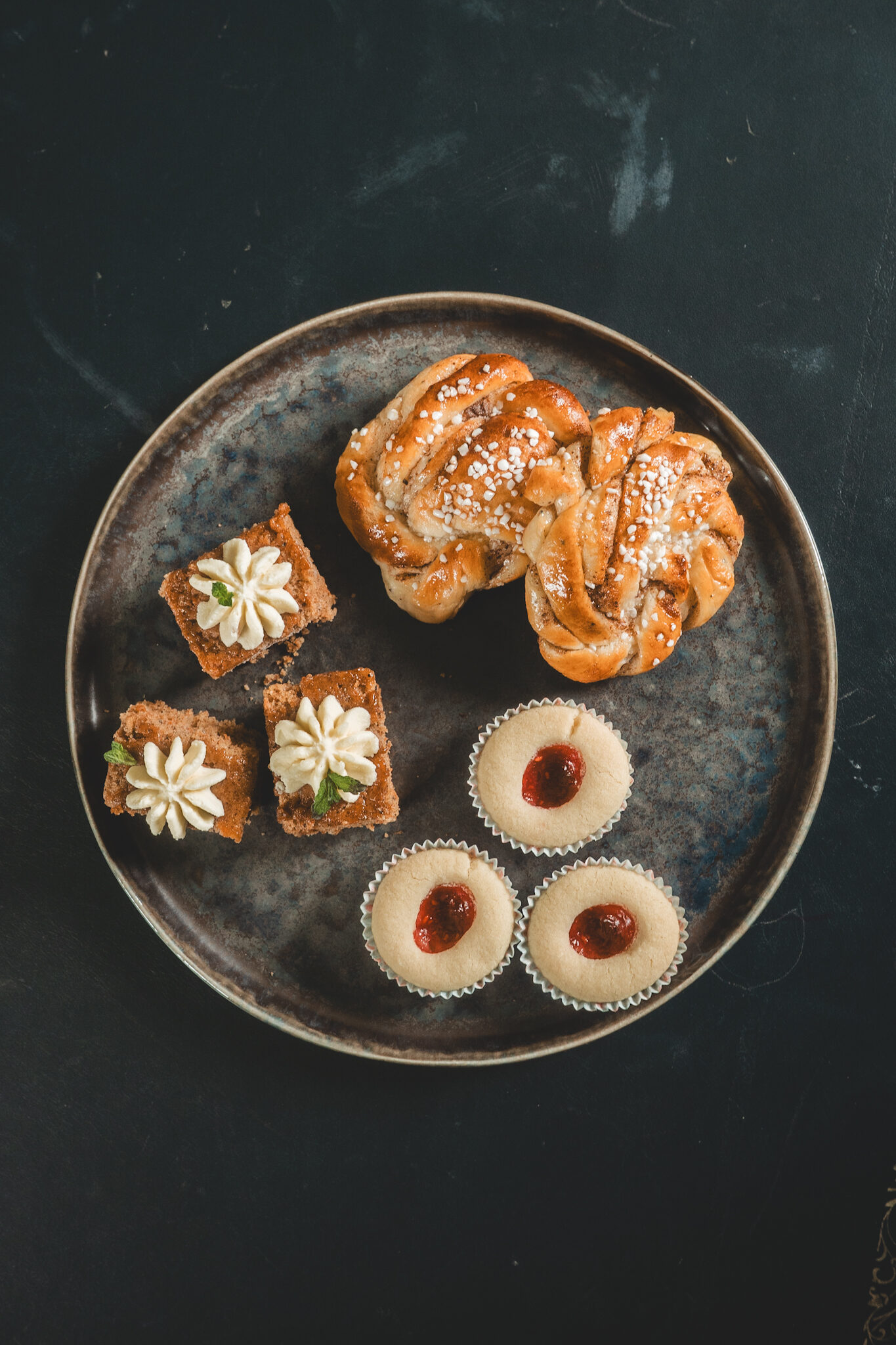 spa-3 Home made cinnamon bun by nomads photography